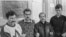 Добровольцы во время охраны здания Союза писателей РСФСР, 1991 год