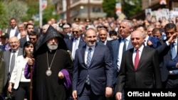 Nagorno-Karbabakh -- Armenian Prime Minister Nikol Pashinin and Karabakh President Bako Sahakian lead a festive march in Stepanakert, May 9, 2019.