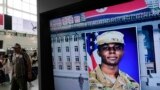 Un ecran de televizor care afișează o imagine de arhivă a soldatului american Travis King în timpul unui program de știri la Gara din Seul, Coreea de Sud, 16 august 2023.