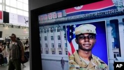 Un ecran de televizor care afișează o imagine de arhivă a soldatului american Travis King în timpul unui program de știri la Gara din Seul, Coreea de Sud, 16 august 2023.