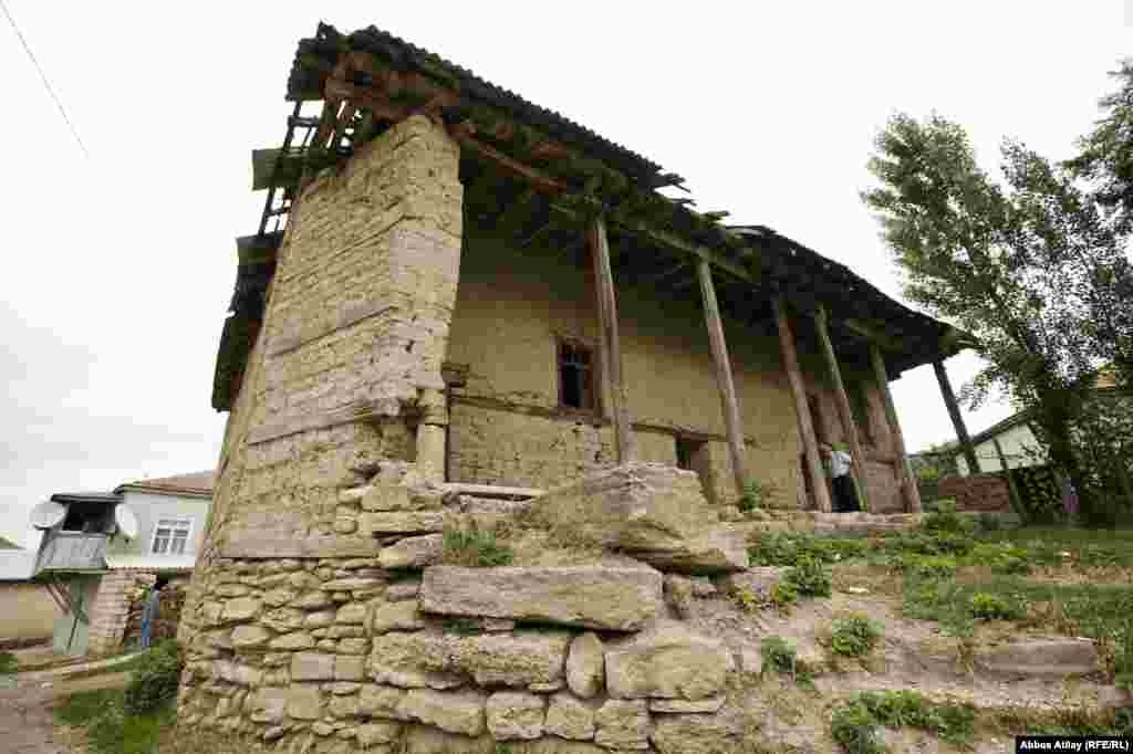 Qapısı bağlı, taleyi qara başqa bir dini və tarixi abidə. Qusarın Mucuk kəndindəki XIX əsrə aid malçıq məscid. Qapısı bağlı, pəncərələri hörümçək toru ilə qapalıdır.Halbu ki, bir az "əl gəzdirməklə" onu bərpa edib bir tarixi eksponanta çevirmək olar.