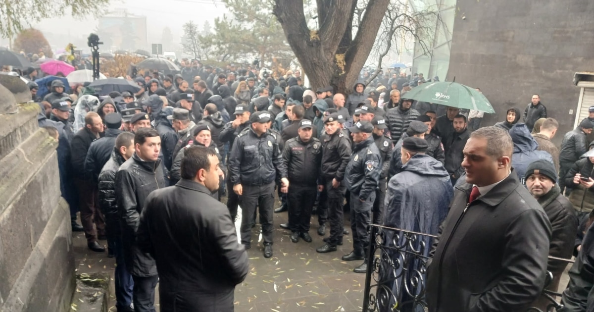 Priests Forced Out Of Gyumri Church For Service Attended By Pashinian