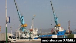 Türkmenbaşy şäheriniň deňiz portunda, 2010-njy ýyl.