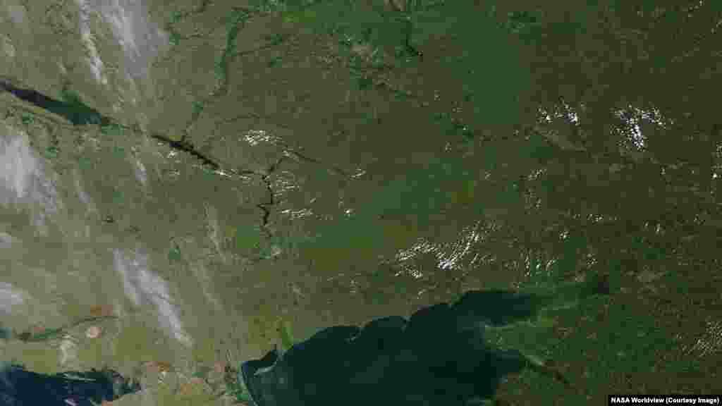 Удень супутники NASA також зафіксували інші масштабні наслідки війни Росії проти України.Знімки південно-східної частини України та заходу Росії, зроблені 14 червня 2012 року та 6 червня 2026 року, показують зникнення Каховського водосховища (у центральній лівій частині зображення).6 червня 2023 року була повністю зруйнована гребля Каховського водосховища, що призвело до затоплення великої території, людських жертв, знищення сільгоспугідь, забруднення Дніпра і Чорного моря. Україна назвала це екоцидом. Гребля перебувала під контролем армії РФ із початку березня 2022 року, а у жовтні була замінована окупантами.