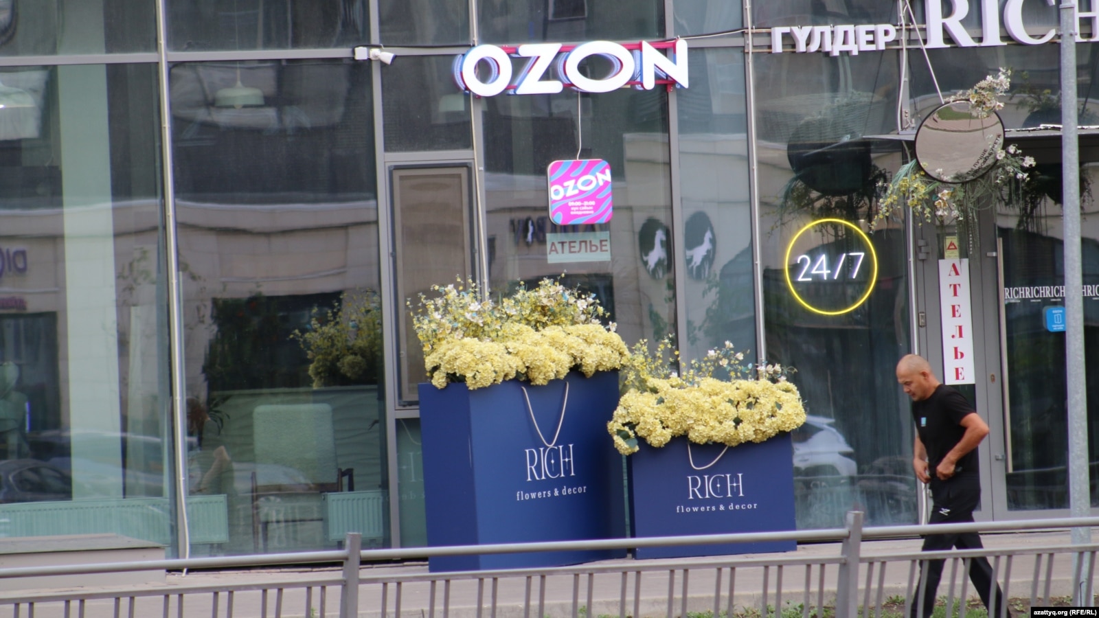 Ozon предложил продавцам размещать товары в Казахстане