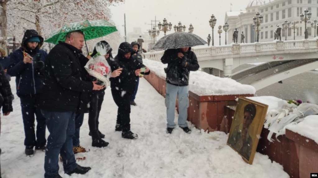 Положување цвеќе на спомен-плочата на Мара Бунева во Скопје, 12 јануари 2025.