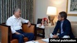 Алмазбек Атамбаев жана “Time” журналынын баяндамачысы Иэн Бреммер