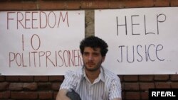 აქციის მონაწილე ევროკავშირის წარმომადგენლობასთან