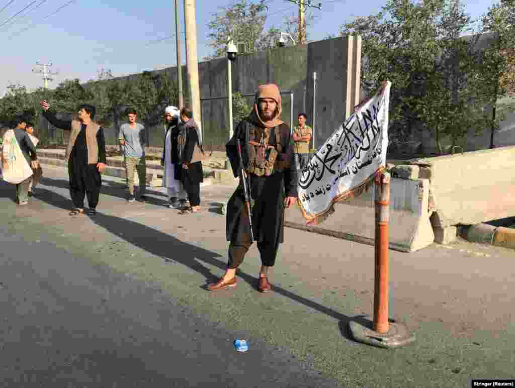 Një pjesëtar i talibanëve duke qëndruar para objektit të Ministrisë së Brendshme, në Kabul. (16 gusht)