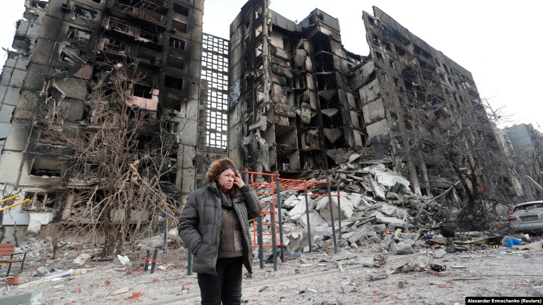 Asistenta medicală, Svetlana Savchenko între blocuri bombardate de forțele ruse, la Mariupol, neeliberat încă. Lumea întreagă află cu stupoare despre uciderile de civili de la Bucea, dar ministrul de externe ucrainean, D. Kuleba spune că situația este mult mai gravă la Mariupol. 