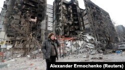 Medicinska sestra Svetlana Savčenko, 56, stoji pored uništene zgrade u kojoj se nalazio njen stan u opkoljenom južnom lučkom gradu Mariupolju, Ukrajina, 30. marta 2022.