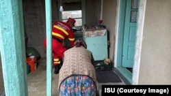 Oamenii revin acasă în satul Ceatalchioi, județul Tulcea, România.