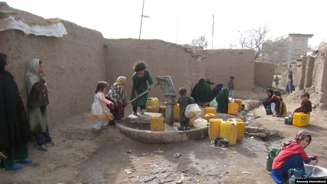 At the Minaret camp in Herat city, IDPs fetch water from the only existing water pump in the camp, which was built in the early 1990s.