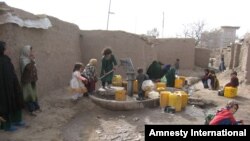 At the Minaret camp in Herat city, IDPs fetch water from the only existing water pump in the camp, which was built in the early 1990s.