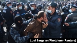 Протестиращ срещу решението на правителството на Армения да сключи примирие с Азербайджан по време на ареста му
