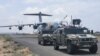 Španski vojni avion i vozila u pratnji diplomatskog osoblja u Kartumu, Sudan, 23. april, 2023. 