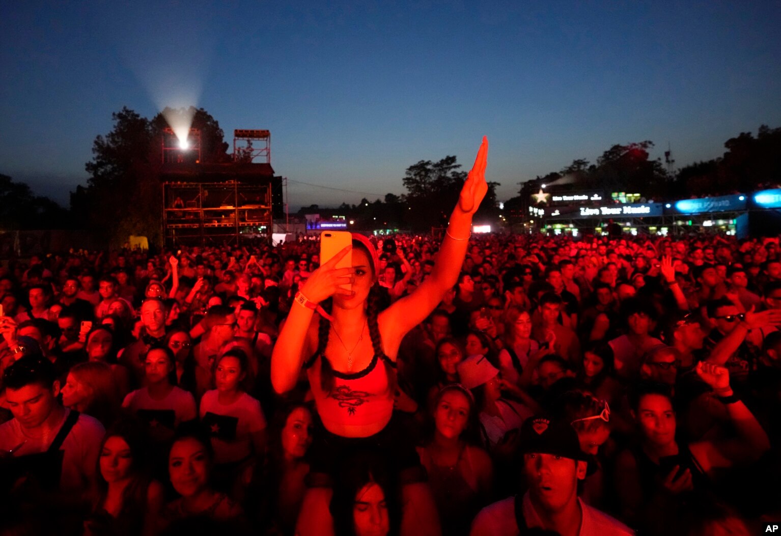 Vizitorët e festivalit muzikor EXIT kërcejnë në njërën nga skenat në Novi Sad, Serbi, më 8 korrik 2021.