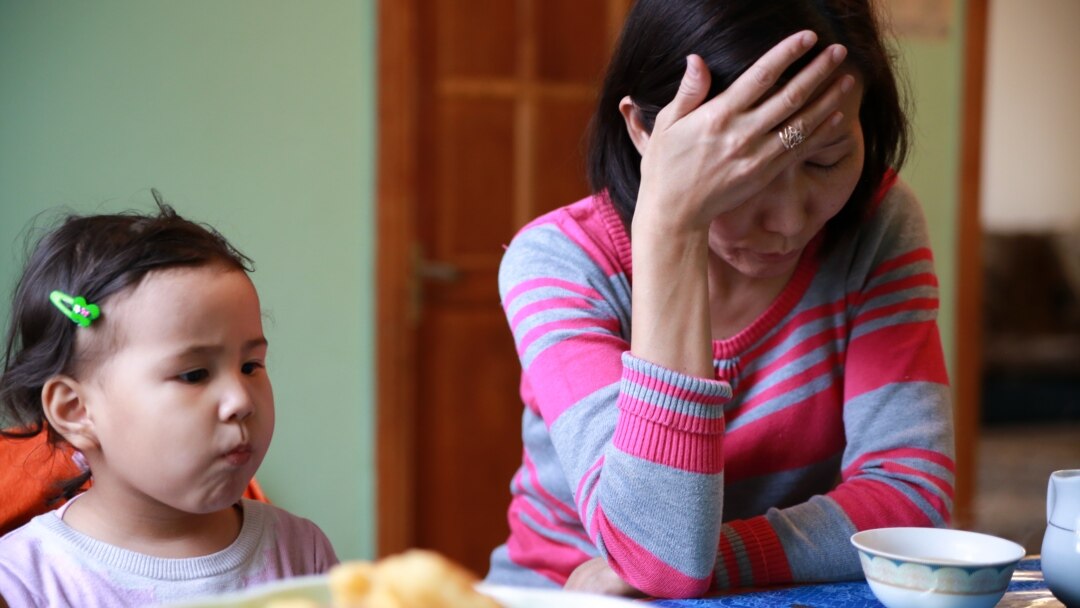 Мұғалім порно онлайн орыс Алла Гришконың сексуалдық бейнелері бар.