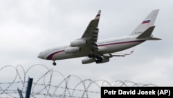 Посадка российского самолета в аэропорту Праги. 19 апреля 2021 года