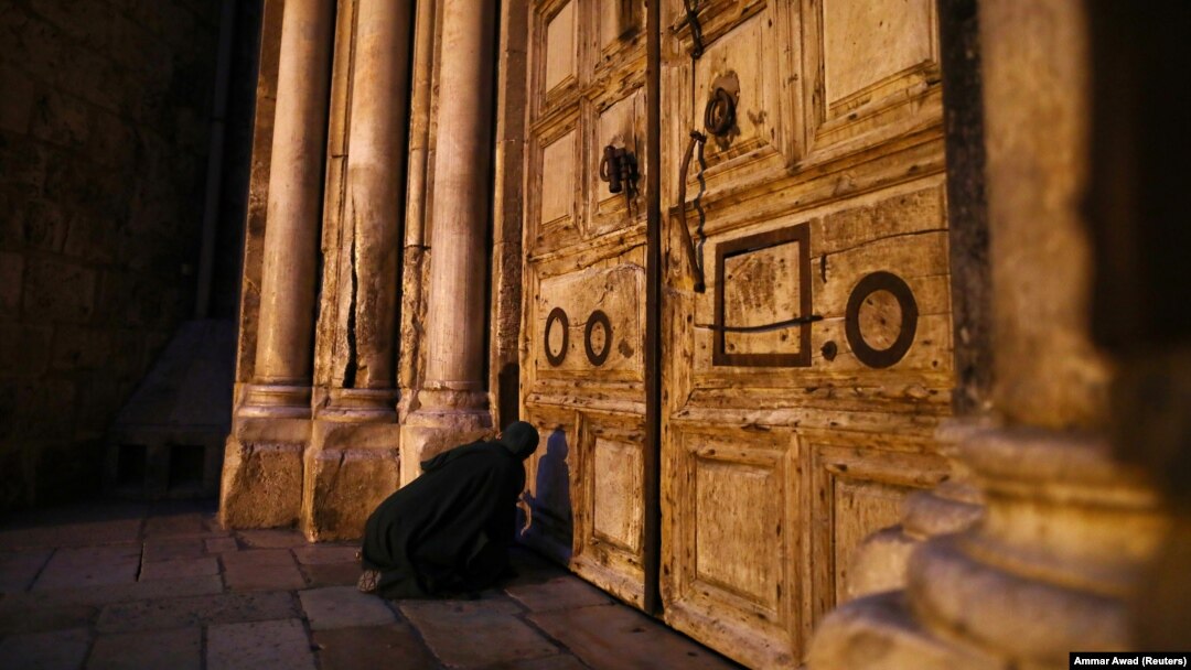 Vernik ispred Crkve svetog groba koja je zatvorena zbog korona virusa, Jerusalem, maj 2020. 