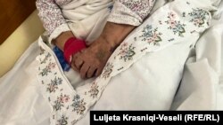 Ruke Nurije Kryeziu sa tragovima od igala preko kojih su joj davane mnogobrojne spasonosne infuzije