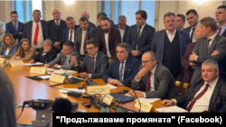 Лидерът на "Продължаваме промяната" Асен Василев (в средата) и колегите му от ПП-ДБ попречиха на управляващото мнозинство да изтегли с близо два часа заседанието на Комисията по бюджет и финанси, на което трябва да се приеме на второ четене Бюджет 2026, 26 ноември 2025 г.