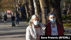 građani Podgorice sa maskama