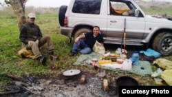 Türkiýeli žurnalist Şener Şawşatly we onuň dosty Garagum çölüne aw awlamaga çykanda