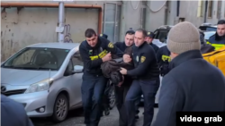 ახალგაზრდა კაცი პოლიციამ სკოლასთან დააკავა.