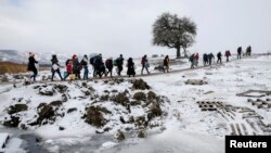 Izbjeglice prelaze rutu u blizini srpskog sela Miratovac, 18. januar 2016.