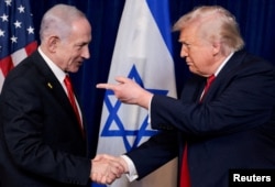 Дональд Трамп на что-то указывает Биньямину Нетаньяху во время их встречи в поместье президента США "Мар-а-Лаго" во Флориде. 29 декабря 2025 года