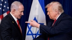 Дональд Трамп на что-то указывает премьер-министру Израиля Биньямину Нетаньяху во время их встречи в поместье президента США "Мар-а-Лаго" во Флориде. 29 декабря 2025 года