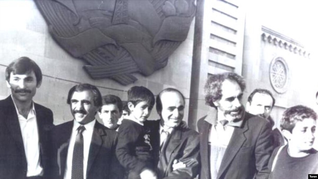 Əbülfəz Elçibəy və xalq hərəkatının digər fəalları «Azadlıq» meydanında 