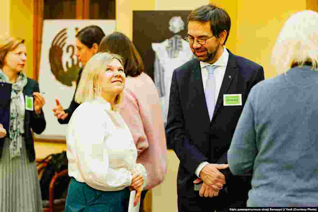 На адкрыцьці выставы былі кіраўніца Офіса дэмакратычных сілаў Беларусі ў Чэскай Рэспубліцы Крысьціна Шыянок і Пэтр Галакса з МЗС Чэхіі