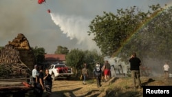 Vatrogasni helikopter bori se protiv šumskog požara u Deliblatskoj pješčari. 