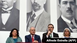 Ministrul de externe mexican Marcelo Ebrard (al doilea din stg.) la o conferință de presă