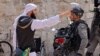 Палестинец спорит с израильским силовиком в Старом городе Иерусалима, 10 мая 2021 года