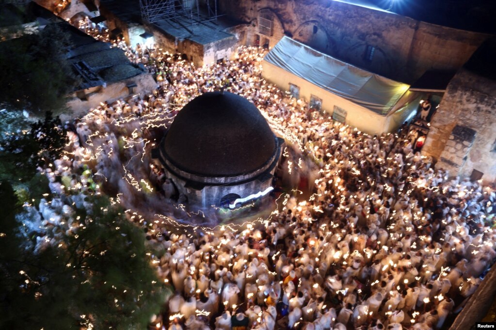 Besimtarët ortodoksë etiopianë marrin pjesë në ceremoninë e "Zjarrit të Shenjtë" në seksionin etiopian të Kishës së Varrit të Shenjtë në Qytetin e Vjetër të Jerusalemit, më 19 prill 2025.