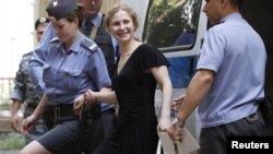 Марию Алехину ведут в суд