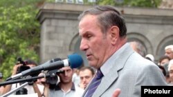 Armenia -- Opposition leader Levon Ter-Petrossian addresses thousands of supporters rallying in Yerevan, 02Jul2009