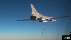 Rusiyanın Tu-22M3 bombardmançısı Suriyaya hava zərbələri endirir, arxiv fotosu