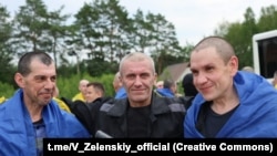 Ресей тұтқынынан босап, еліне оралған украин азаматтары. Украина президенті 2025 жылғы 4 шілде күні әлеуметтік желіде жариялаған фото.