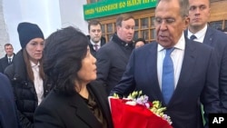 Ministra nord-coreeană a Afacerilor Externe, Choe Son Hui (stânga) și omologul său rus, Serghei Lavrov (dreapta) - Moscova, 1 noiembrie.