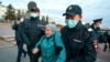 Протестираща е арестувана от полицията в Улан-Уде в Източен Сибир, столица на руската република Бурятия