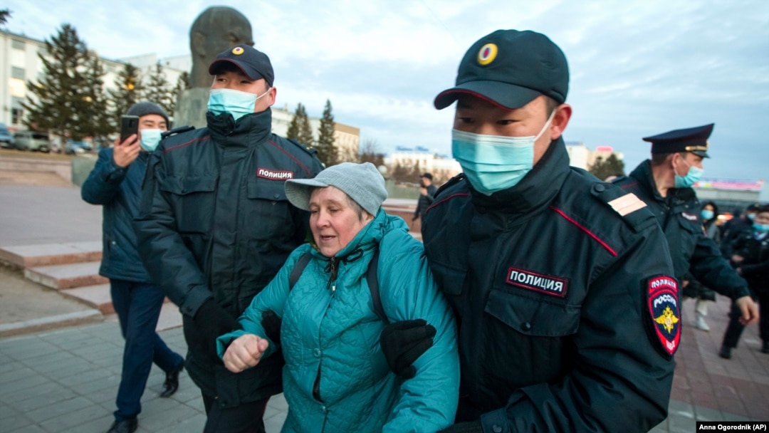 Протестираща е арестувана от полицията в Улан-Уде в Източен Сибир, столица на руската република Бурятия