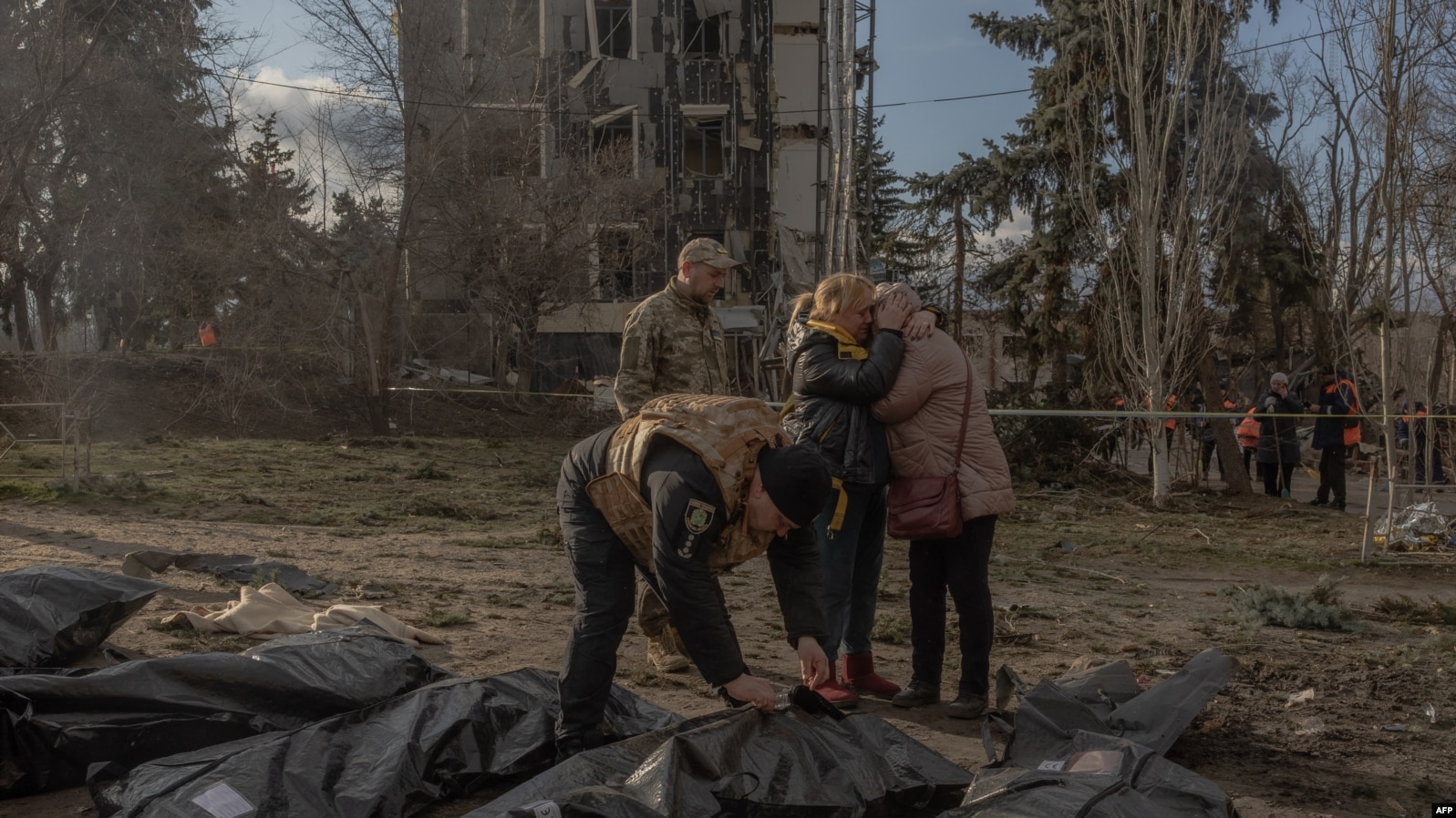 Женщины пришли на опознание жертв российского налета. Харьковская область, Изюм. Февраль 2025.