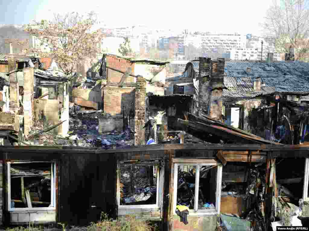 Požar u romskom naselju u Zvečanskoj ulici, privremeno je iseljeno 120 osoba, Beograd, 28.11.2011. 