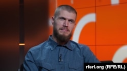 Як стверджує екскомбат, попри наказ продовжувати операцію, він спланував відхід та збирався виводити людей з позиції, але не встиг