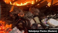 Горящие книги после удара по Харькову
