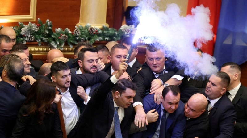 Rrëmujë në Kuvendin e Shqipërisë mes akuzave për korrupsion ndaj zëvendëskryeministres Balluku